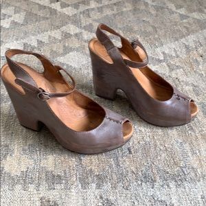 Maya brand brown platform sandals, sz 8.5
